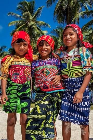 Niñas guna con molas y vestimenta tradicional