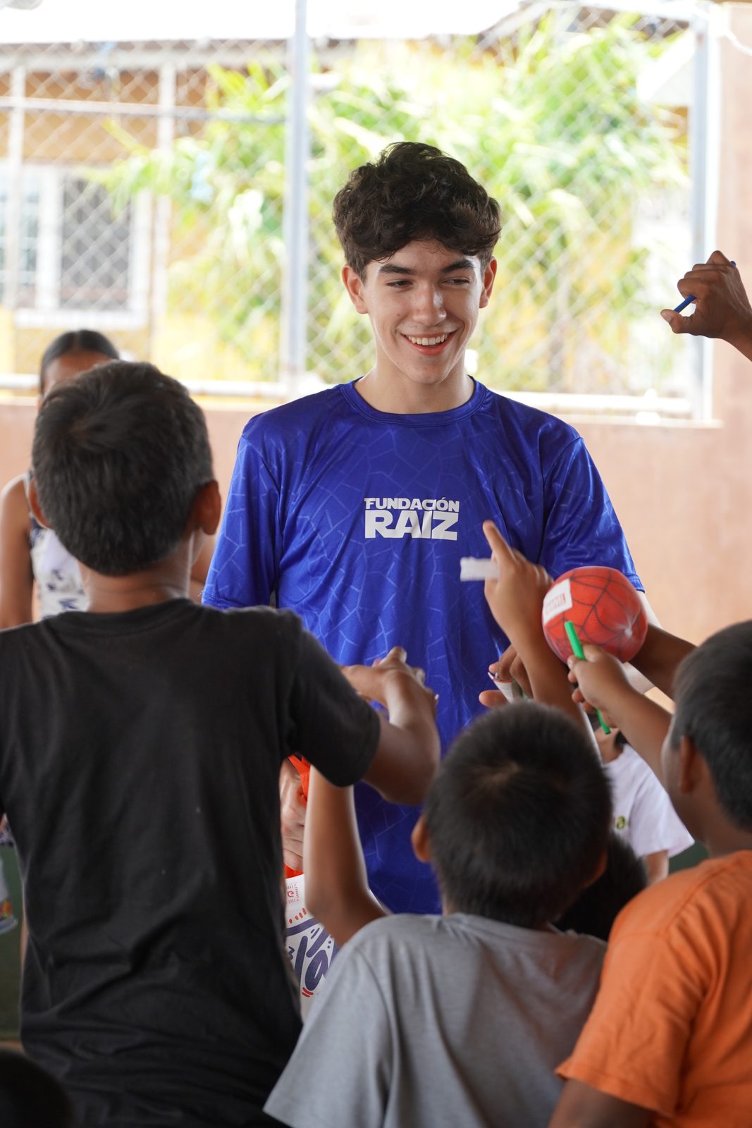 Oliver enseñando durante un campamento